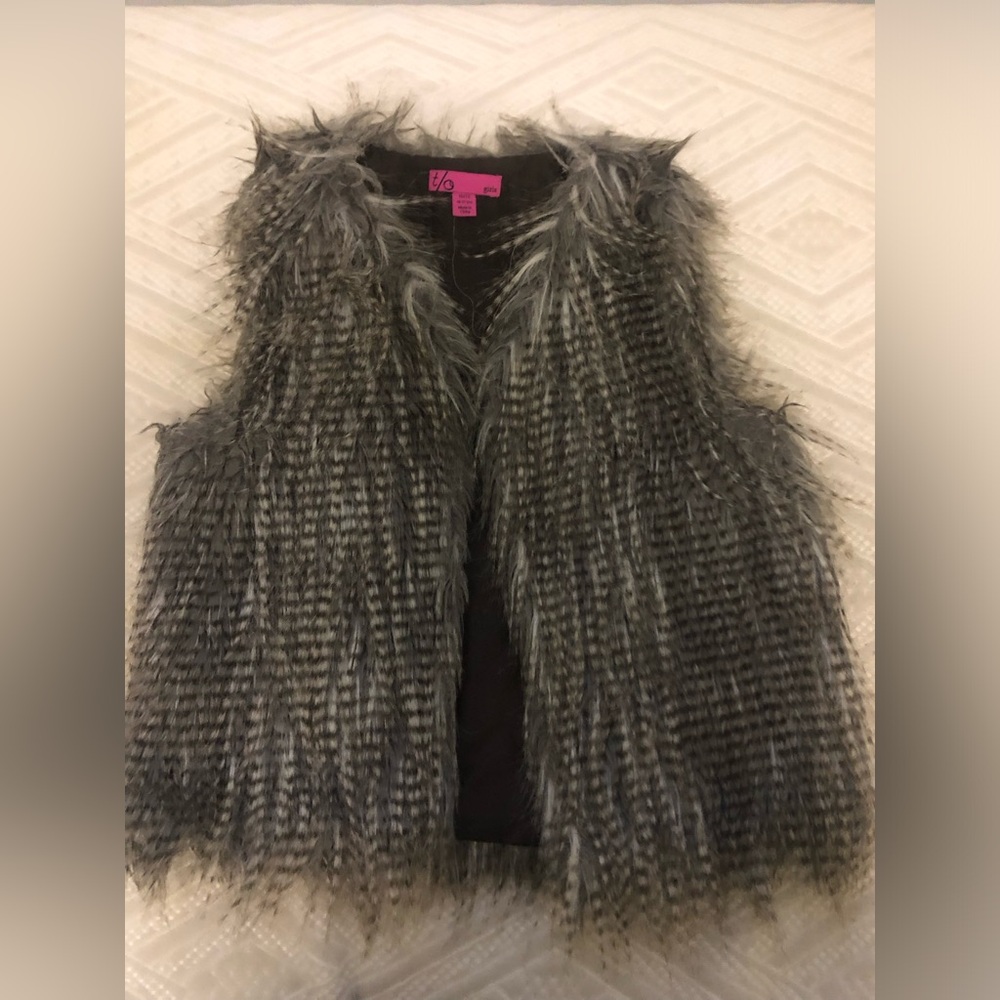 Cute girls sleeveless fur vest